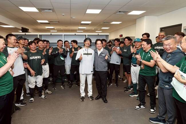 總統訪亞太棒球場　雄鷹休息室同框明星臉日籍教練 | 華視新聞
