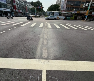 民權大橋下導引線影響駕駛視線　北市交工處塗銷