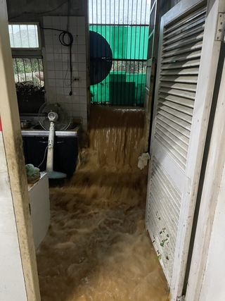 雷雨夜炸苗栗多處淹水　通霄山坡泥流灌進民宅
