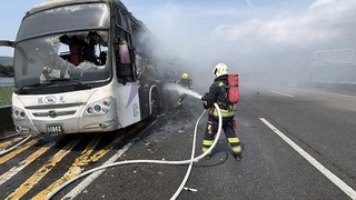 大客車國1南下苗栗段竄火舌　駕駛疏散9乘客無人傷
