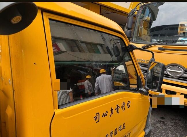 高雄前金區住戶疑不滿停電 涉毀台電工程車辱警送辦 | 華視新聞