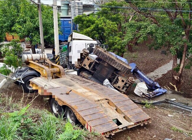 國1嘉義段半聯結車翻落邊坡拖吊 車流回堵8公里 | 華視新聞