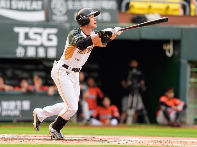 王柏融睽違2885天單場雙響砲　感謝秋哥讓他轉念 | 華視新聞