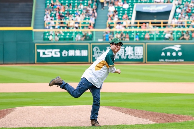 台鋼雄鷹主場開幕戰　陳其邁擔任開球嘉賓 | 華視新聞