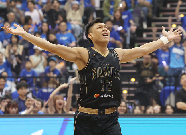 PLG林志傑寶刀未老　引退賽砍21分率勇士奪勝 | 華視新聞