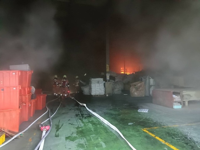竹市香山區廠房火警　苗栗、竹縣水庫車跨區馳援 | 華視新聞