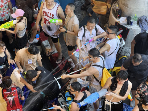 泰國潑水節登場　曼谷萬人街頭打水戰