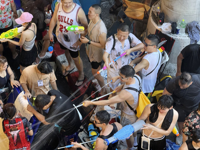 泰國潑水節登場　曼谷萬人街頭打水戰 | 華視新聞
