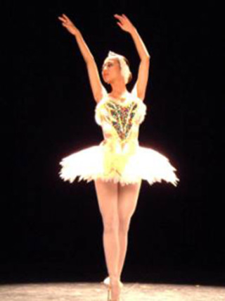醜小鴨終於變天鵝 小愛成為國際芭蕾巨星 到底情歸何方?