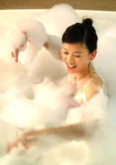 富家千金陳喬恩大膽秀出百分百32C好身材 把生平第一次美女出浴圖獻給了「千金百分百」 | 華視新聞