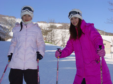 Selina Hebe 日本北海道滑雪 差點滾成雪球人 | 華視新聞