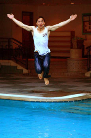 劉耕宏在10度寒冬中跳水游泳 凍到兩條腿抽筋外加心臟差點休克