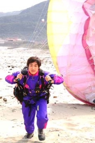 譚俊彥為戲獻出飛行傘第一次 沒用替身親自上場 化身鳥兒翱翔天空