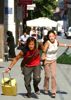 何潤東在希臘拍戲被誤認為小偷 還被金髮妞毆打 自爆加拿大求學時 被人認為是使妖法的中國人 | 華視新聞