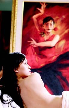 陳喬恩最大尺度裸背入鏡  張勛傑臉紅作畫 | 華視新聞