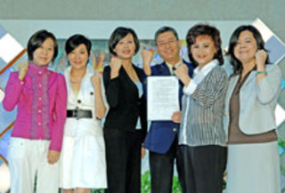 CTBP總領隊白詩禮宣讀2008北京奧運內容授權書  精采奧運盡在台視、中視、華視、民視