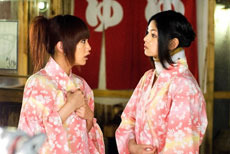 陳妍希帶二手護頸套       脖子像被『種草莓』 | 華視新聞
