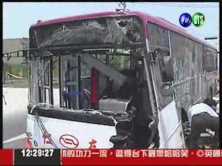 台中公車撞號誌燈 4人受傷