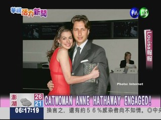 CATWOMAN ANNE HATHAWAY ENGAGED!