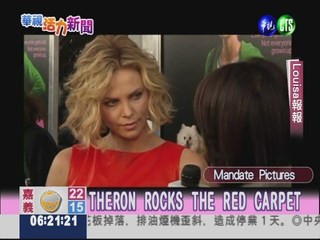 THERON ROCKS THE RED CARPET