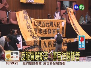 200學生反服貿 破門佔據立院議場