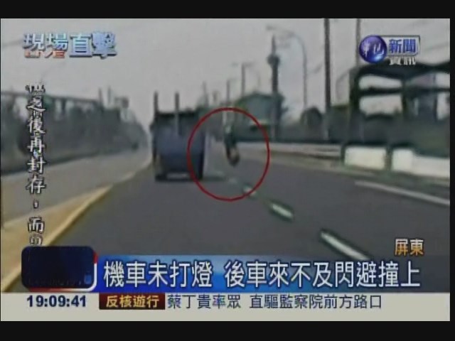 貨車突然左轉 機車閃避不及撞上 | 華視新聞