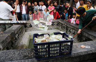 中國十一長假 許願池鈔票滿出來