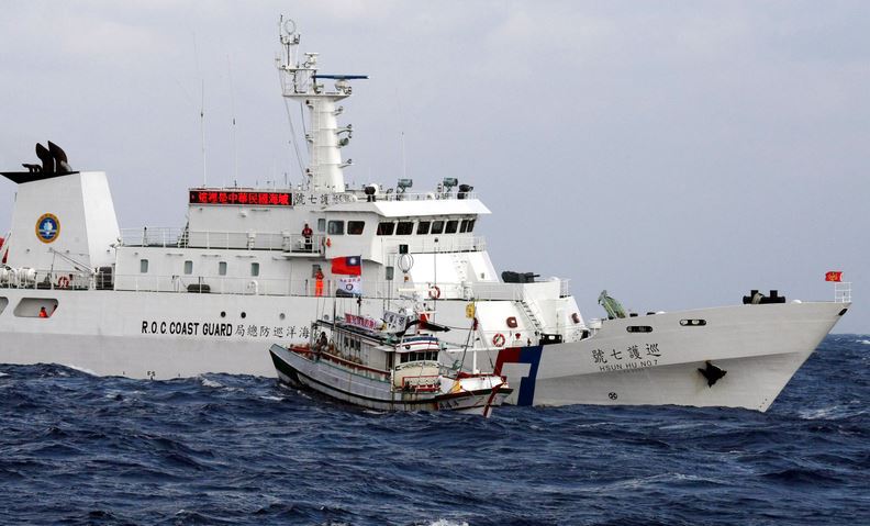 中國籍漁船越界捕魚 海巡派艇驅趕 | 華視新聞