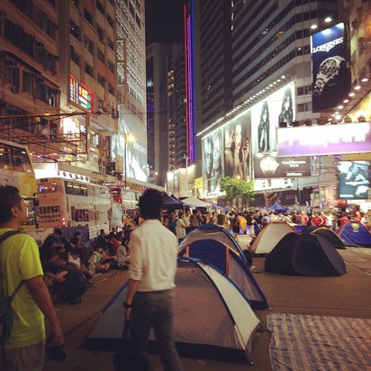 [獨家]佔中神桌當路障 警民僵持! | 10/14晚間七時香港崇光百貨前，大量帳篷顯示佔中決心(圖由LeiSimon提供)