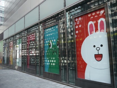 LINE FRIENDS STORE 首間台灣專賣店開張! | 以LINE人氣明星海報打造的「巨星牆」