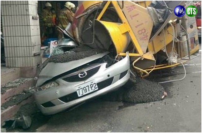 水泥車撞翻候選人宣傳車 一死一重傷 | 華視新聞