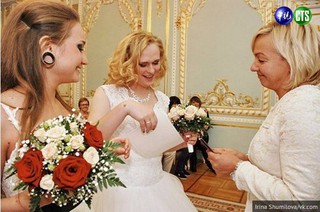 俄羅斯第一例 首對女同志完婚
