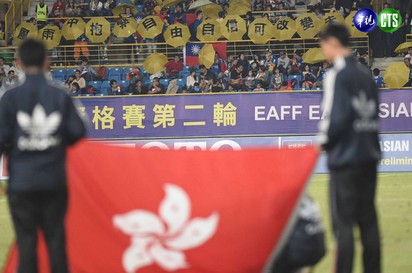 東亞盃足球賽 全場黃傘挺「抗中」 | 