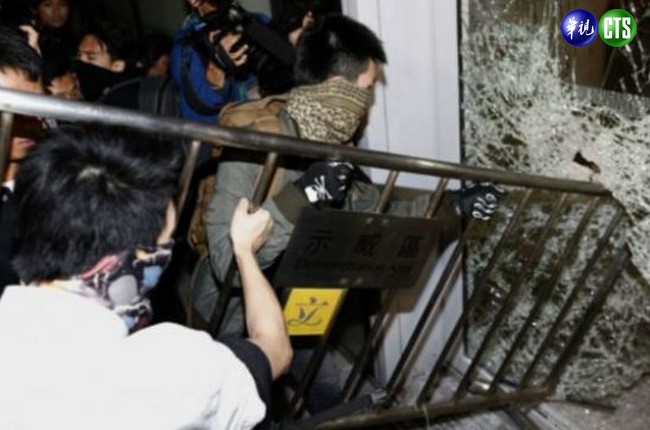香港「占中」53天  首爆突擊立法會 | 華視新聞