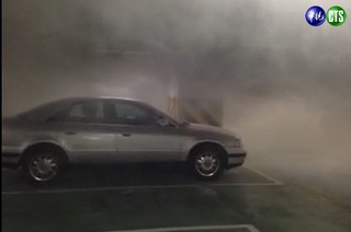 立院火燒車 停車場竄濃煙