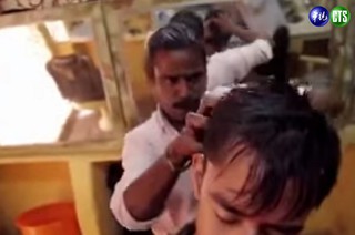 超猛! 印度理髮師「起乩」變髮!
