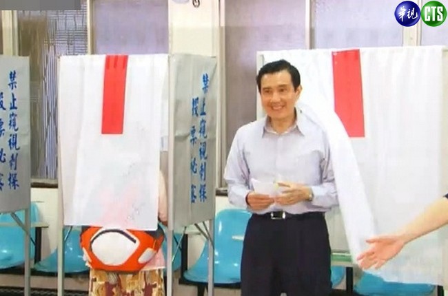 馬英九總統投票 微笑不語 | 華視新聞
