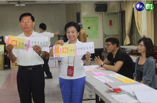 簡太郎夫妻同行 籲鄉親踴躍投票 | 華視新聞