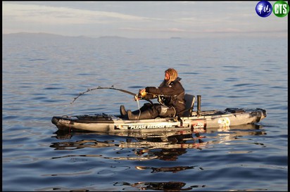 強! 瑞典漁夫一竿釣起565巨鯊 | 
