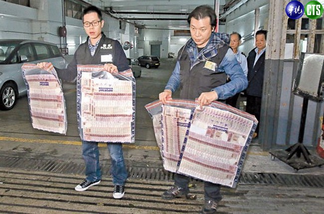 貪!港民撿錢被逮 搜出66萬現鈔 | 華視新聞