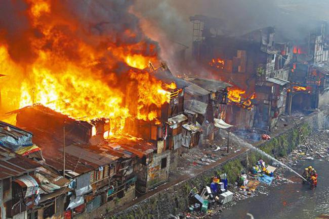 菲國跨年燒掉百屋 台旅客遭流彈打傷 | 華視新聞