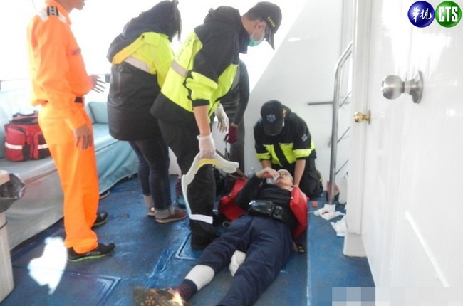 八里觀光艇撞碼頭 9人受傷送醫 | 華視新聞