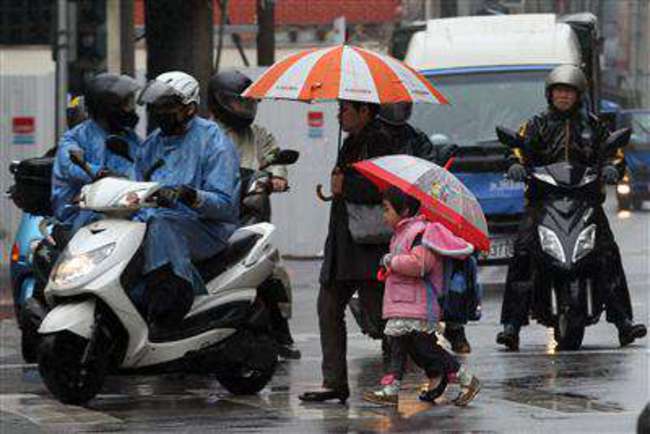 北台灣明起濕冷 外出記得帶雨具 | 華視新聞