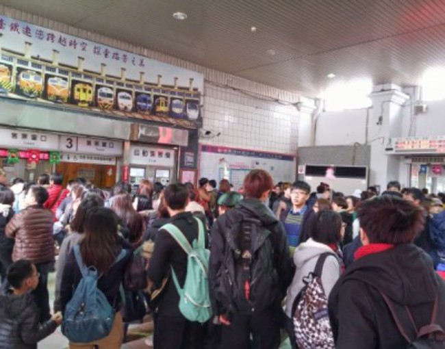 【華視最前線】台鐵同站進出 最高收598元 | 華視新聞