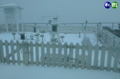 夠冷! 玉山清晨降下今年第一場雪 | 