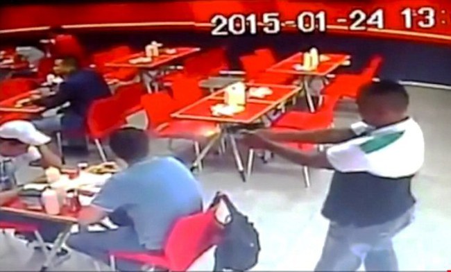 男子吃速食 當場遭槍決轟頭 | 華視新聞