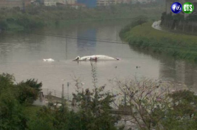 復興民航機墜落基隆河 8人受傷 | 華視新聞