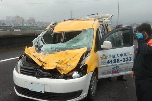 【復航墜機】 計程車遭機骸砸中 2人送忠孝醫院 | 華視新聞