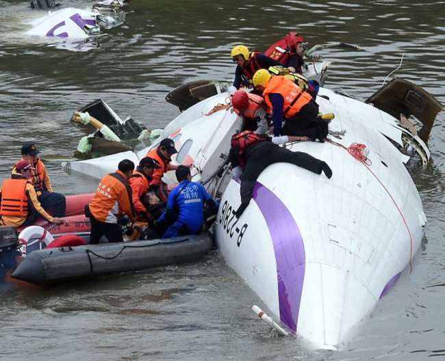 【復航墜機】乘客倒掛死亡 機內汽油味濃 | 華視新聞