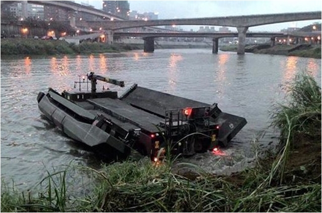 【復航墜機】國軍馳援 浮門橋車加入救援 | 華視新聞